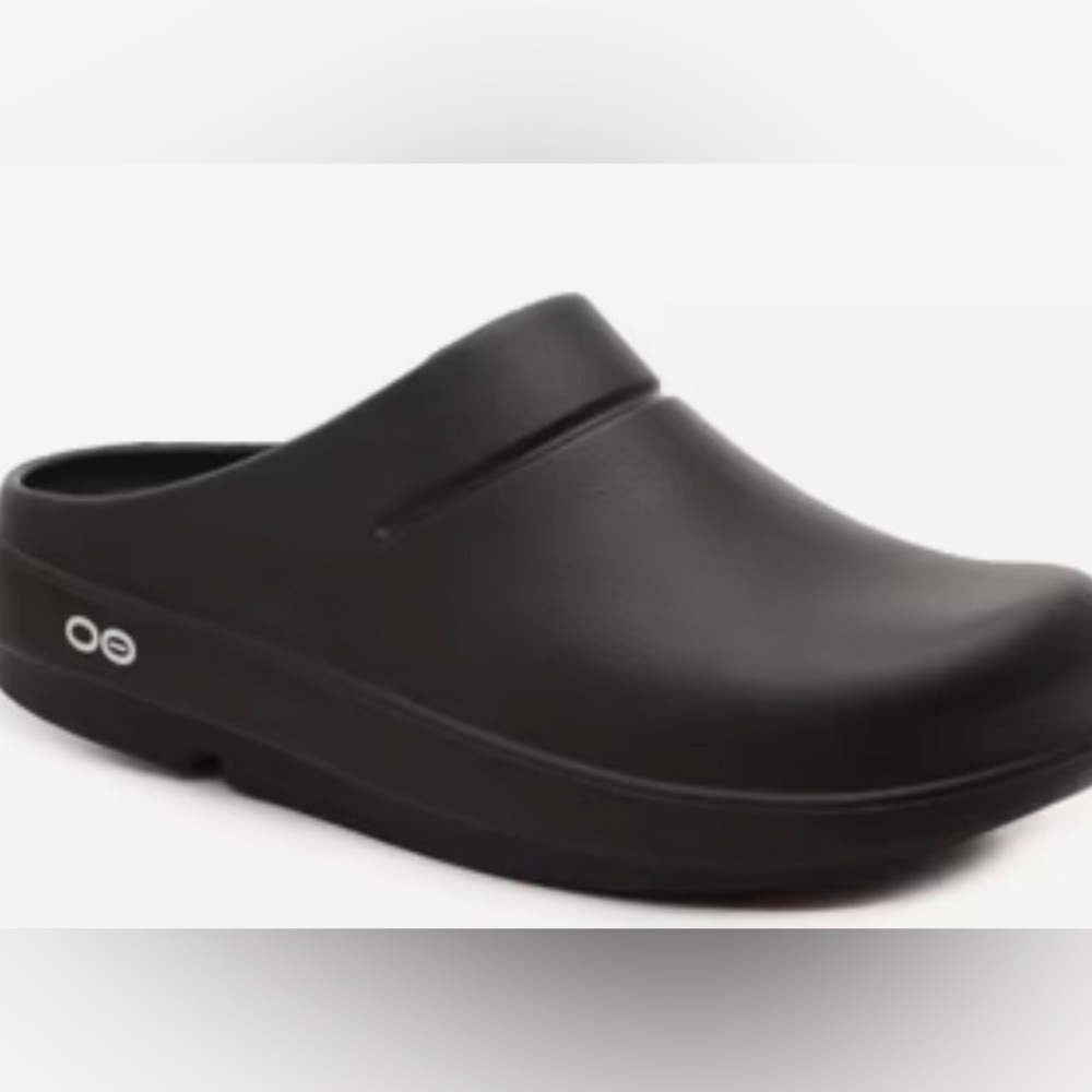 Like new Oofos clog, women’s size 8, black. Original: 80